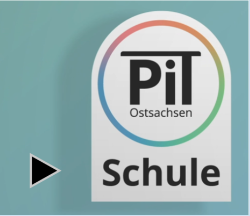 grüner Untergrund mit PiT Schule Logo