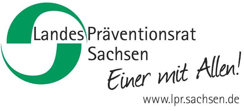 Links ist ein Kreis mit grünem Umriss, welcher horizontal in zwei Hälften aufgeteilt ist. Eine Seite des Umrisses ist dabei breiter als die andere. Daneben steht LandesPräventionsrat Sachsen. Darunter in Handschrift "Einer mit Allen". In der rechten unter