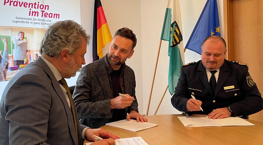 Bild zeigt die drei Herren Kabisch, Graupner sowie Demmler bei der Unterzeichnung der Kooperatiosnvereinbarung