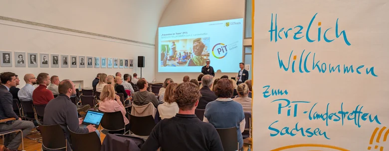 In der Collage ist links ein zahlreiches Publikum, dass zu den Referierenden nach vorne schaut und rechts ein Flipchart zur Begrüßung beim PiT-Landestreffen Sachsen.