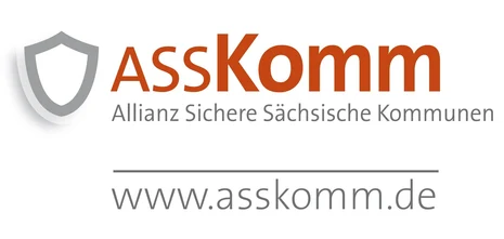Links ist ein Schild mit grauen Umrissen. Daneben steht in roten Buchstaben "ASSKomm". Darunter steht in grau "Allianz Sichere Sächsische Kommunen". Am unteren Rand steht zudem die Webseite www.asskomm.de.