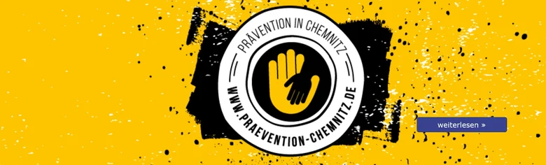 Auf orangenem Hintergrund ist in der Mitte eine schwarze unregelmäßige Fläche sowie schwarze und weiße Farbsprenkel daneben. Auf der schwarzen Fläche ist ein weißer Kreis, in dem "Prävention in Chemnitz" und "www.praevention-chemnitz.de" in schwarzer Farb