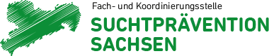 Links ist eine Karte von Sachsen, welche grün schraffiert ist. Rechts daneben steht Fach- und Koordinierungsstelle in kleinerer und schwarzer Schrift sowie Suchtprävention Sachsen in größerer und grüner Schrift.
