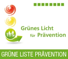 Rechts sind untereinander drei farbige Kugeln abgebildet in rot, gelb und grün. In der letzten grünen Kugel sind in weiß die Silhouetten von zwei Erwachsene und zwei Kindern dargestellt. Unter der Kugel ist ein grüner Pfeil. Rechts oben sind acht grüne Vi