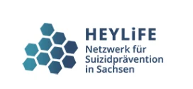 Links sind mehrere nebeneinander angeordnete blaue Sechsecke. Daneben steht in blauer Farbe "HEYLIFE" und "Netzwerk für Suizidprävention in Sachsen".