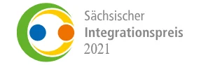 Links sind übereinander angeordnete Kreise in grün, gelb, blau und orange. Daneben steht "Sächsischer Integrationspreis 2021".