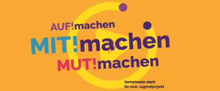 Auf orangenem Hintergrund ist ein gelber Kreis mit einem nach rechts zeigendem Dreieck. Darüber steht über mehrere Zeilen "AUF!machen", "MIT!machen", "MUT!machen" und "Gemeinsam stark für euer Jugendprojekt".