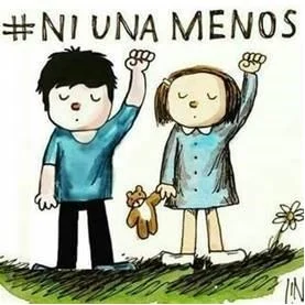Auf der Zeichnung sind zwei Kinder zu sehen, welche mit geschlossenen Augen stehen und jeweils die linke Hand hochstrecken. Das Mädchen auf der rechten Seite hat zudem ein Kuscheltier in der anderen Hand. Über den beiden Kindern steht "#Ni Una Menos" , wa
