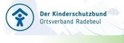 Links ist ein Symbol in blauer Farbe für einen Menschen mit einem Dach über dem Kopf. Daneben steht "Der Kinderschutzbund, Ortsverband Radebeul" auch in blauer Farbe.