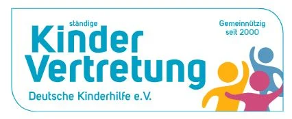 Auf der linken Seite des Logos steht in der Mitte "ständige Kindervertretung". Darunter steht in kleinerer Schrift "Deutsche Kinderhilfe e.V.". Rechts oben steht "Gemeinnützig seit 2000". Rechts unten sind die Silhouetten von drei Personen, welche sich ab