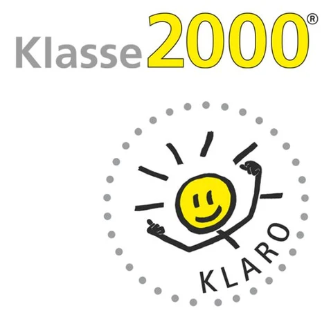 Im oberen Drittel steht "Klasse" in grauer Farbe und "2000" in gelber Farbe. Darunter ist auf der rechten Seite ein Strichmännchen mit gelben Kopf und hochgestreckten Armen. Darunter steht "Klaro".