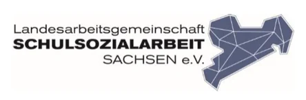 Links steht "Landesarbeitsgemeinschaft Schulsozialarbeit Sachsen e.V.". Rechts daneben ist eine violette Karte von Sachsen.