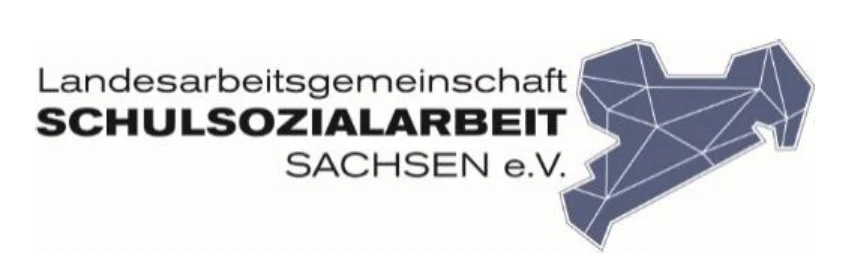 Links steht "Landesarbeitsgemeinschaft Schulsozialarbeit Sachsen e.V.". Rechts daneben ist eine violette Karte von Sachsen.
