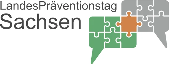 Links steht "LandesPräventionstag Sachsen" in schwarzen Buchstaben. Rechts sind zwei Sprechblasen in grau und grün, welche jeweils aus Puzzlestücken bestehen. Ein Puzzlestück überlappt bei beiden und ist orange.