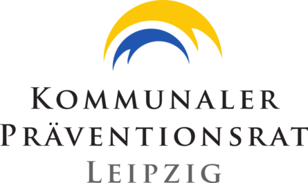 Logo mit zwei halbkreisförmigen Bögen in Gelb und Blau über dem Schriftzug „Kommunaler Präventionsrat Leipzig“
