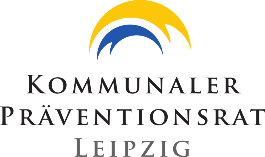 Logo mit zwei halbkreisförmigen Bögen in Gelb und Blau über dem Schriftzug „Kommunaler Präventionsrat Leipzig“