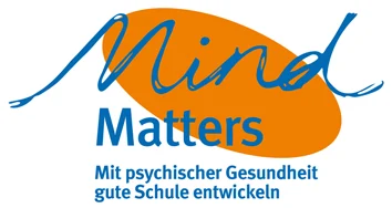 Im Hintergrund ist ein Oval in orangener Farbe, welcher diagonal ausgerichtet ist. Im Vordergrund steht in blauer FArbe "Mind Matters". Darunter steht weiterhin in kleinerer Schriftgröße "Mit psychischer Gesundheit gute Schule entwickeln".