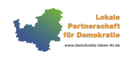Links ist die Fläche des Landkreises blau und grün eingefärbt, daneben steht in orangener Schrift "Lokale Partnerschaft für Demokratie" und "www.demokratie-leben-lkl.de" in schwarzer Schrift.