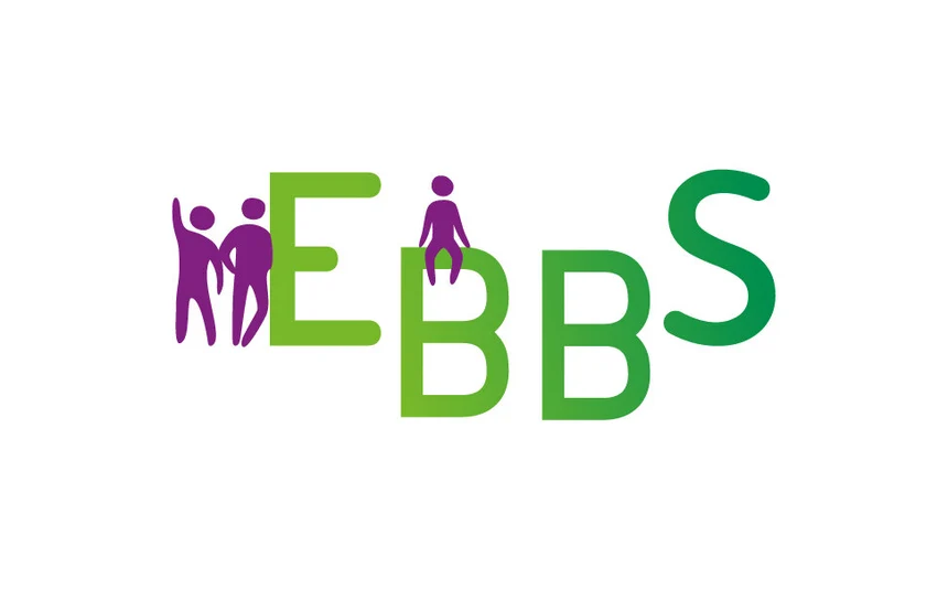 Buchstaben EBBS in grüner Farbe auf weißem Hintergrund. Die mittleren Buchstaben sind etwas tiefer gestellt. Neben dem Anfangsbuchstaben stehen zwei Personen in in violetter Farbe, auf einem der mittleren Buchstaben sitzt einer drauf.