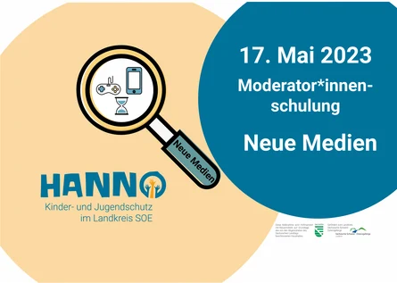 Links ist eine Lupe, welche auf eine Konsole, Handy und eine Sanduhr zeigt. Rechts steht "17. Mai 2023, Moderator*innenschulung Neue Medien". Unter der Lupe steht noch "Hanno. Kinder- und Jugendschutz im Landkreis SOE".