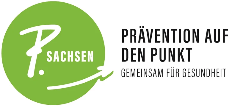 Links ist ein grüner Kreis, in dem "P. SACHSEN" sowie ein Pfeil in weißer Farbe abgebildet sind. Rechts davon steht in schwarzer Farbe "Prävention auf den Punkt" und darunter "Gemeinsam für Gesundheit".