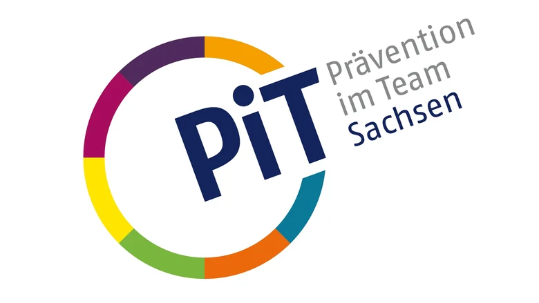 Links ist ein Kreis mit bunten Umrissen. An einer Stelle ist dieser unterbrochen und dort steht "PiT". Neben dem Kreis steht zudem "Prävention im Team" in grauer Schrift und darunter "Sachsen" in blauer Schrift.