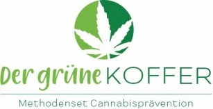 Oben ist ein weißes Cannabisblatt in einem grünen Kreis. Darunter steht in grün "Der grüne Koffer" und "Methodenset Cannabisprävention".