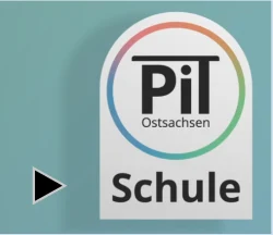 In einem Kreis mit bunten Umrissen steht "PiT Ostsachsen" und unter dem Kreis das Wort "Schule". Daneben ist ein kleines, nach rechts zeigendes Dreieck abgebildet.