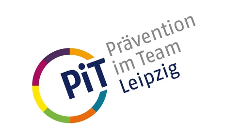 Links ist ein Kreis mit bunten Umrissen. An einer Stelle ist dieser unterbrochen und dort steht "PiT". Neben dem Kreis steht zudem "Prävention im Team" in grauer Schrift und darunter "Leipzig" in blauer Schrift.