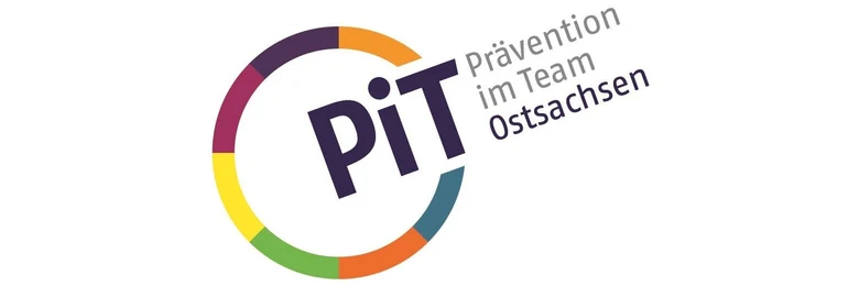 Links ist ein Kreis mit bunten Umrissen. An einer Stelle ist dieser unterbrochen und dort steht "PiT". Neben dem Kreis steht zudem "Prävention im Team" in grauer Schrift und darunter "Ostsachsen" in blauer Schrift.