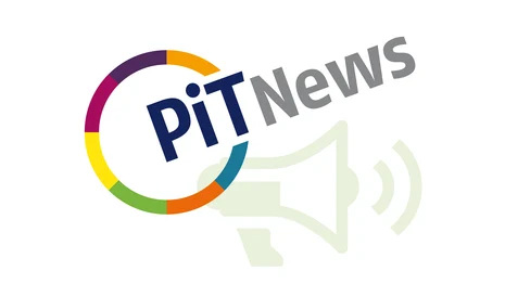 Links ist ein Kreis mit bunten Umrissen. An einer Stelle ist dieser unterbrochen und dort steht "PiT" in blauer Schrift und "News" in grauer Schrift. Im Hintergrund ist ein blasses Symbol eines Lautsprechers.