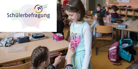 Im Hintergrund ist eine Schulklasse mit jüngeren Kindern. Im Vordergrund sind zwei Mädchen. Das Mädchen auf der linken Seite hört mit einem Stethoskop den Bauch des anderen Mädchens ab. Oben links steht "Schülerbefragung" auf weißem Hintergrund.