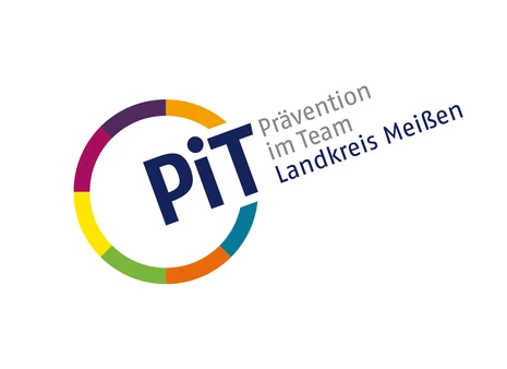 Links ist ein Kreis mit bunten Umrissen. An einer Stelle ist dieser unterbrochen und dort steht "PiT". Neben dem Kreis steht zudem "Prävention im Team" in grauer Schrift und darunter "Landkreis Meißen" in blauer Schrift.
