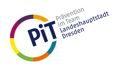 Links ist ein Kreis mit bunten Umrissen. An einer Stelle ist dieser unterbrochen und dort steht "PiT". Neben dem Kreis steht zudem "Prävention im Team" in grauer Schrift und darunter "Landeshauptstadt Dresden" in blauer Schrift.