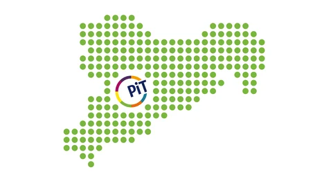 Das Gebiet von Sachsen wird durch Vielzahl von grünen Punkten dargestellt. Dazwischen ist das Logo von PiT, bestehend aus einem bunten Kreis, welcher auf der rechten Seite geöffnet ist. In der Öffnung stehen die Buchstaben "PiT".