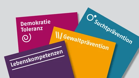 Auf einem grauen Hintergrund sind vier verschiedene bunte Dokumente, welche übereinander liegen. Auf diesen steht "Lebenskompetenzen", "Demokratische Toleranz", "Gewaltprävention" und "Suchtprävention".