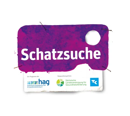 In der Mitte auf violettem Hintergrund steht "Schatzsuche". Darunter sind Logos der Hamburgischen Arbeitsgemeinschaft für Gesundheitsförderung e. V., Sächsischen Landesvereinigung für Gesundheitsförderung und Techniker Krankenkasse.