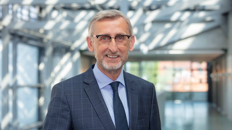 Portraitfoto vom sächsischen Innenminister Armin Schuster