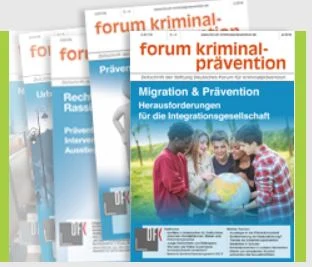 Fünf Exemplare der Zeitschrift "forum kriminalprävention" liegen aufeinander. Auf dem oberen Exemplar stehen fünf junge Menschen und halten eine Weltkugel. Über ihnen steht "Migration & Prävention. Herausforderungen für die Integrationsgesellschaft".