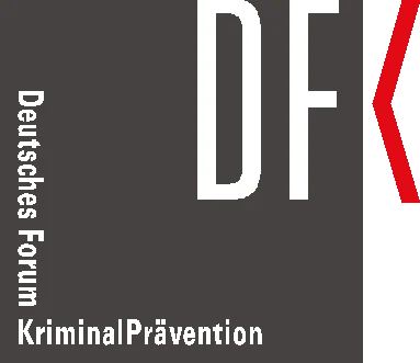 Im dunkelgrauen Quadrat steht unten links "Deutsches Forum KriminalPrävention" in weißer Farbe. Oben rechts sind die Buchstaben "DF" in weiß sowie außerhalb des Quadrats der Buchstabe "K" in roter Farbe.