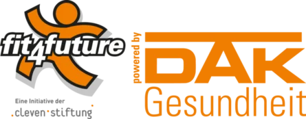Links ist ein orangenes Symbol eines Menschen in Bewegung. Darüber steht in weißer Schrift "fit4future". Rechts steht über zwei Zeilen in orangener Farbe "DAK Gesundheit".