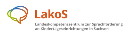 Links sind zwei Sprechblasen mit bunten Umrissen. Daneben steht in orangener Farbe "LakoS" und "Landeskompetenzzentrum zur Sprachförderung an Kindertageseinrichtungen in Sachsen" in grauer Farbe.