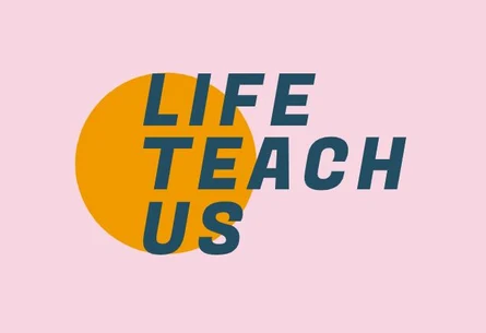 Auf rosa Hintergrund ist mittig ein orangener Kreis und darüber steht in dunkelblau über drei Zeilen "Life Teach Us".