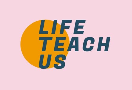 Auf rosa Hintergrund ist mittig ein orangener Kreis und darüber steht in dunkelblau über drei Zeilen "Life Teach Us".
