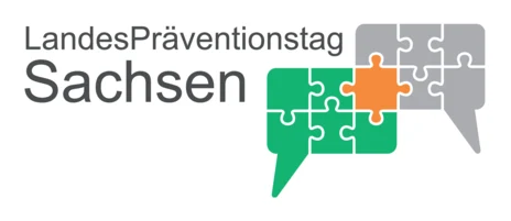 Links steht "LandesPräventionstag Sachsen" in schwarzen Buchstaben. Rechts sind zwei Sprechblasen in grau und grün, welche jeweils aus Puzzlestücken bestehen. Ein Puzzlestück überlappt bei beiden und ist orange.