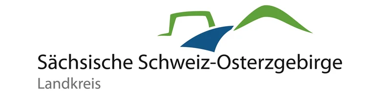 Im unteren Drittel steht "Sächsische Schweiz-Osterzgebirge" in schwarzer Farbe und darunter "Landkreis" in grauer Farbe. Darüber ist auf der rechten Seite ein Symbol der Stadt mit zwei grünen Erhebungen, welche durch eine blaue Linie getrennt werden.