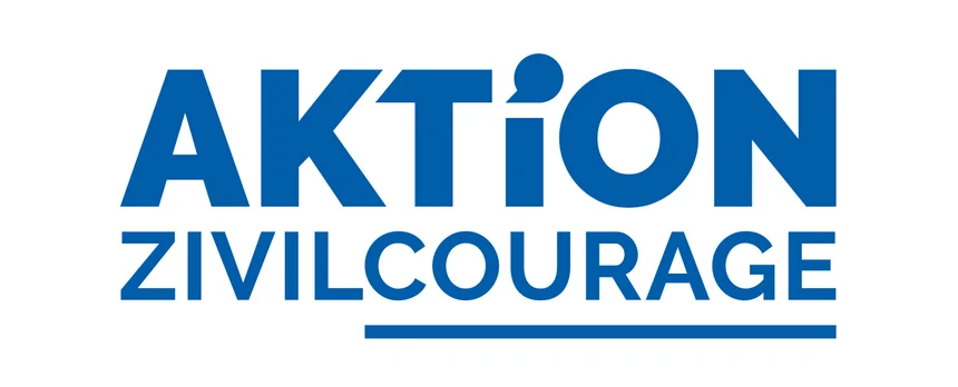 Über zwei Zeilen steht in blauer Farbe "Aktion Zivilcourage". Das Wort Courage ist dabei unterstrichen.