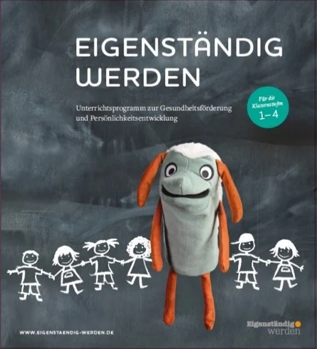 Im Vordergrund ist in der Mitte ist ein Stofftier. Dahinter sind im Hintergrund Kreidezeichnungen von Kindern, welche sich an den Händen halten. Darüber steht "Eigenständig werden" und in kleineren Buchstaben "Unterrichtsprogramm zur Gesundheitsförderung